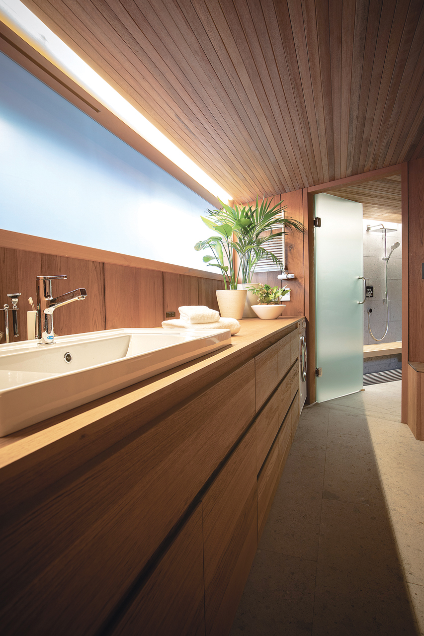 バスルームとつながる広々としたパウダールームは木のぬくもりを感じる空間