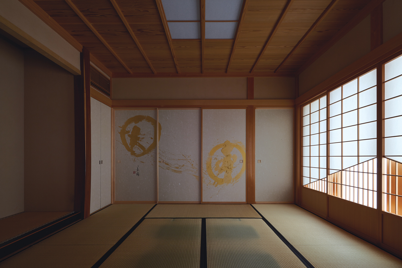 書道家の青柳美扇氏が作品を描いた縁プロジェクトによる襖が印象的な和室