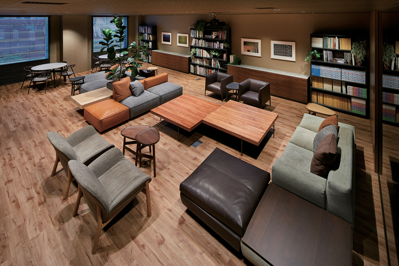 アルフレックスの「WORK STUDIO」は、仕事の効率化を図りながらも住まいのような居心地の良さを目指した多目的スペース
