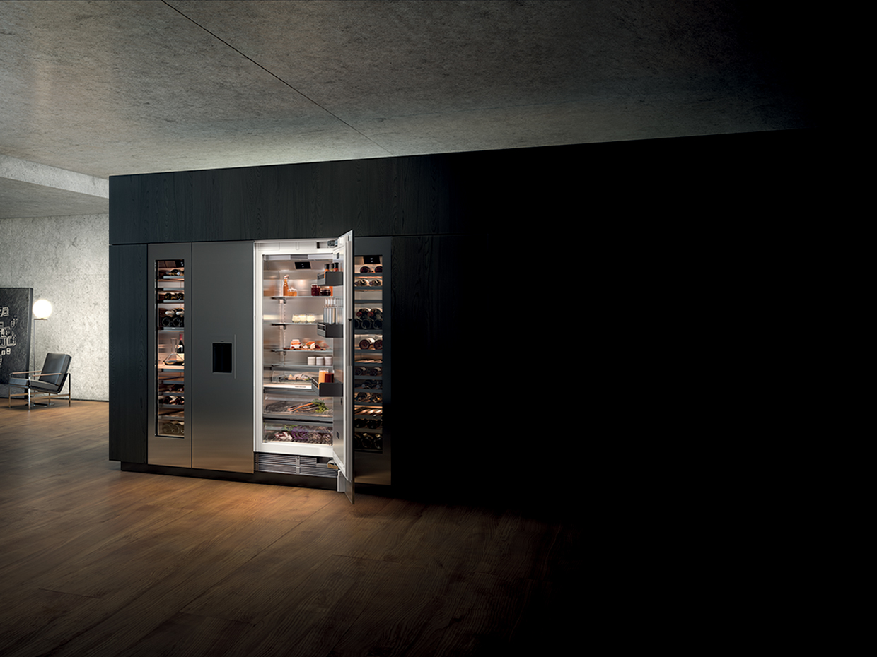 冷蔵庫、冷凍庫、ワインセラーを組み合わせるシリーズ。扉材が自由に選べるほか、押すだけで開閉できるハンドルレスのデザインによって上質な空間を演出できる。