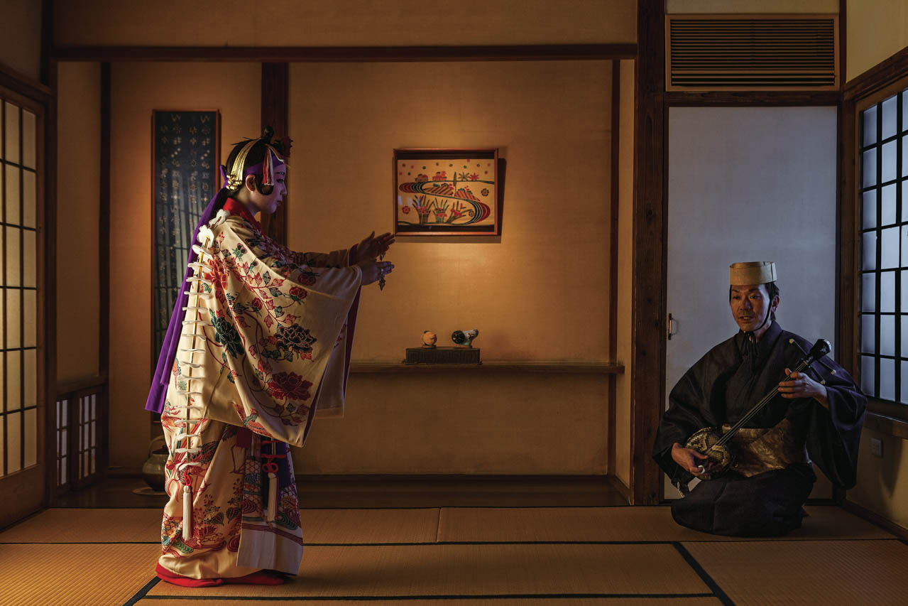 「本貫花(むとぅぬちばな)」より。18~19歳の若い女性の恋物語なので白や薄桃色の華やかな紅型を着て房指輪をシャランシャランと鳴らしながら舞う。しっとりと叙情的な雰囲気を醸す。