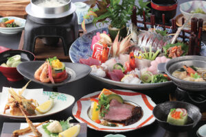 食事は、フレンチ、日本料理、海鮮料理からセレクト。大分の新鮮な食材を使い、素材の味を繊細かつダイレクトに味わえる料理を提供する。