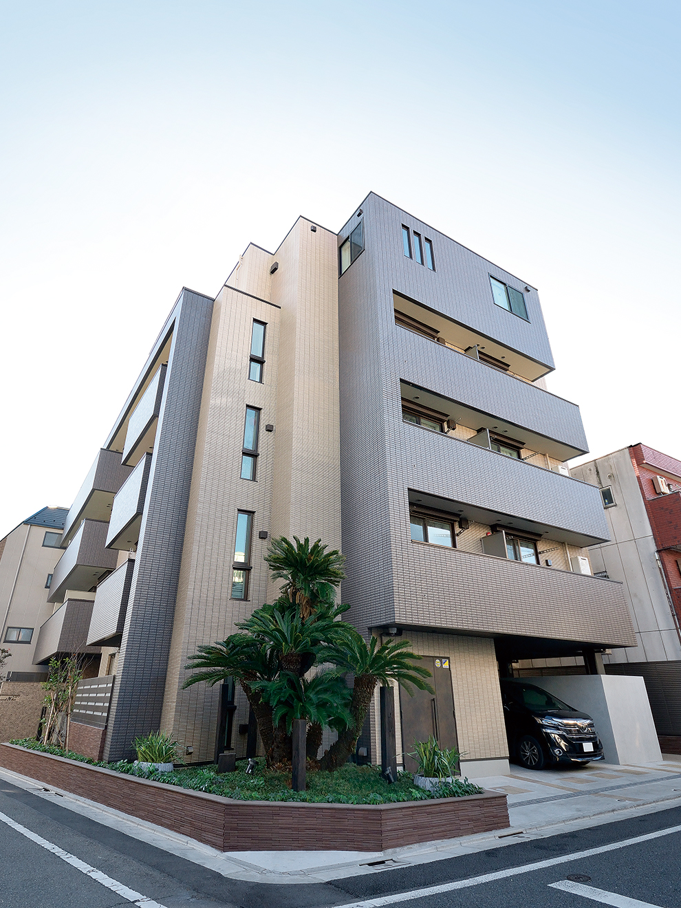 2棟の建物を1棟5階建てに建て替えた東京・目黒区のS邸。1〜4階は賃貸住宅、自宅フロアとなる5階は親世帯と子世帯の二世帯住宅としている