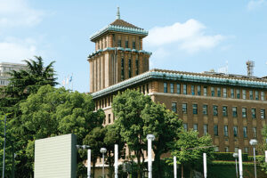 堂々とした風格の漂うたたずまいが目を引く神奈川県庁本庁舎。県内初の登録有形文化財で、その塔屋は「キングの塔」として知られる。屋上展望台からは横浜の景色を一望することもできる。