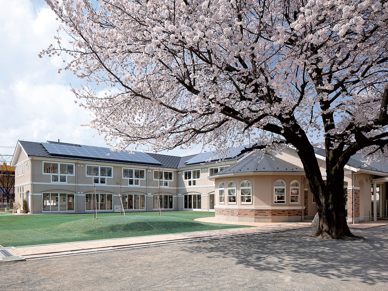 日本で最初の耐火建築による園舎として完成した「所沢第二文化幼稚園」（埼玉県所沢市）。