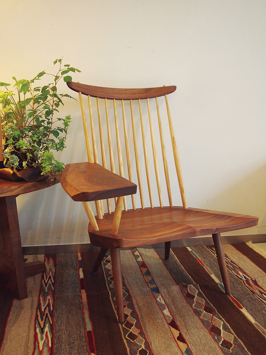 ジョージ・ナカシマの代表作の一つでもある「ラウンジ アーム」。木の自然そのままの美しさを表現した家具。