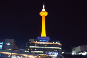 1964年東京オリンピック開催と同じ年に竣工された京都タワー。京都市街で一番高いランドマークを、ルーフバルコニーから一年中望むことができる。
