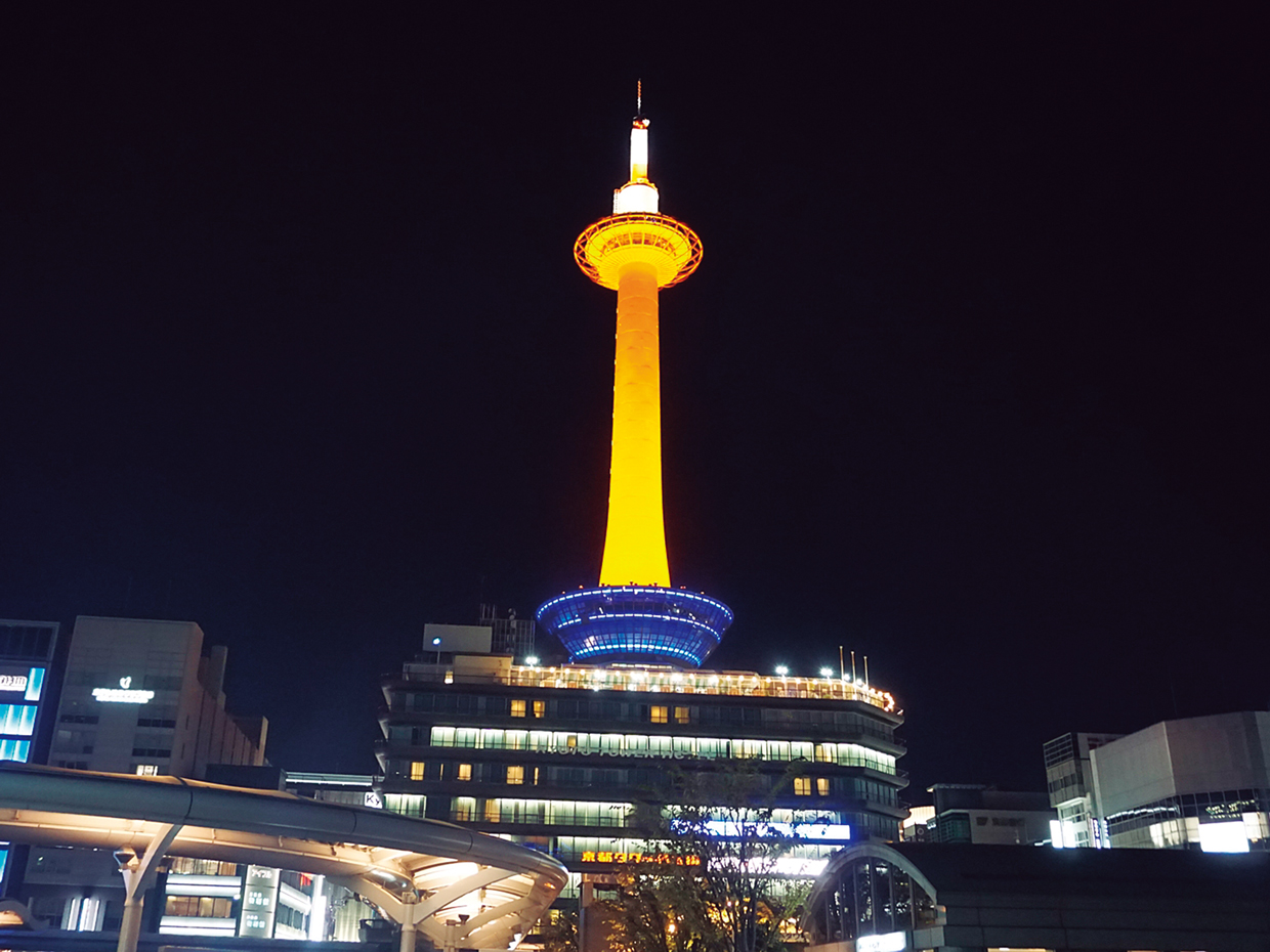 1964年東京オリンピック開催と同じ年に竣工された京都タワー。京都市街で一番高いランドマークを、ルーフバルコニーから一年中望むことができる。