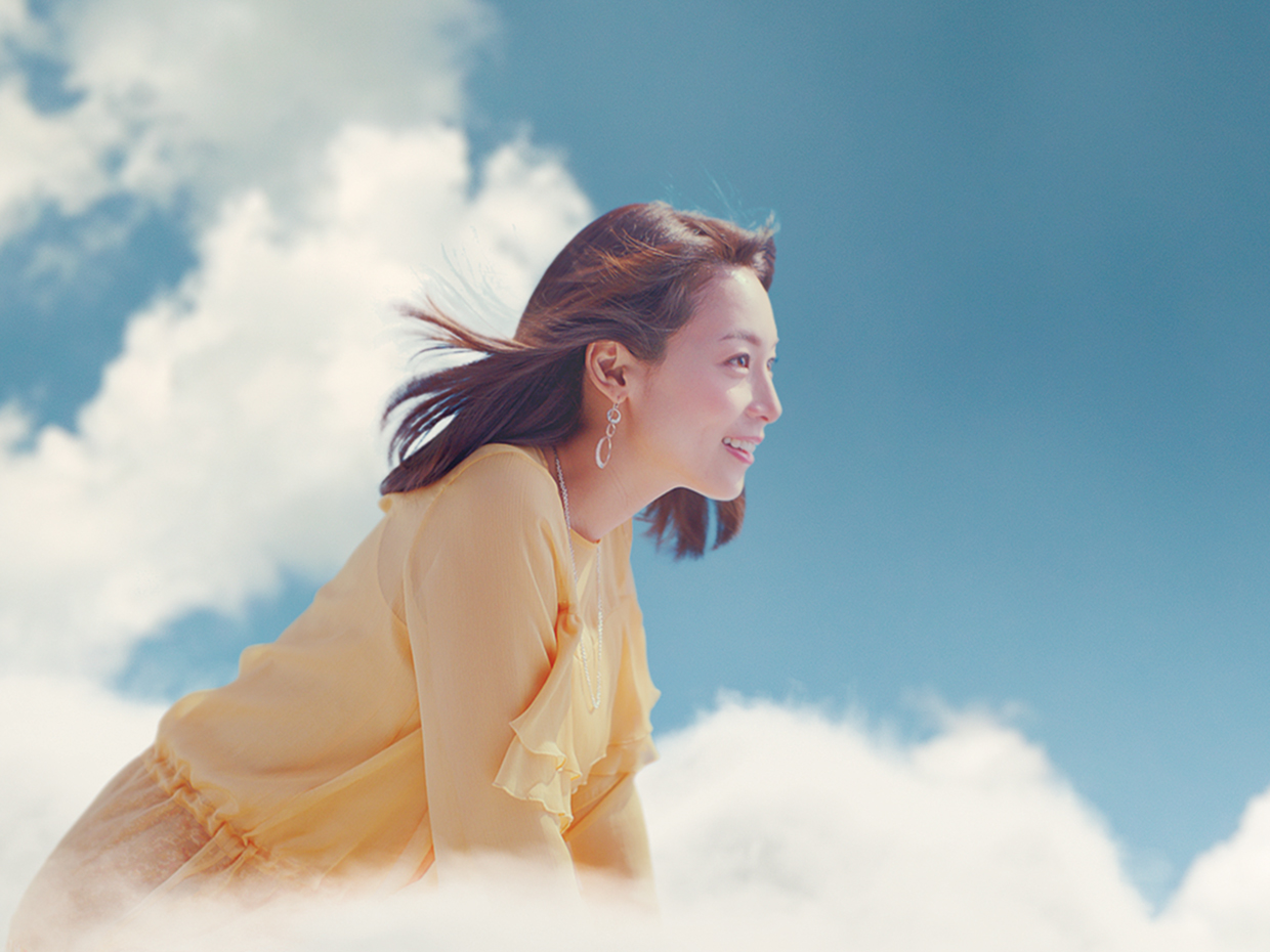 昨年に続いて女優の相武紗季さんをイメージキャラクターに起用した、日商エステムグループのコーポレートCM「雲の上」編。相武さんの生き生きとした表情を通して、前向きでポジティブなメッセージを発信する。