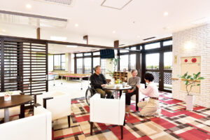 4階にはカフェスペースを併設したリハビリ室「リハ＋カフェ」もリニューアルオープン。広々とした明るく開放的な空間となっている。