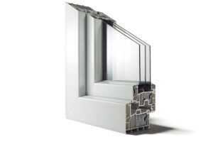 比較的細めの窓枠にもかかわらず、最新の防音ガラスを3重にはめ込むことが可能。ケースメントの断面はコマリングの技術の象徴。