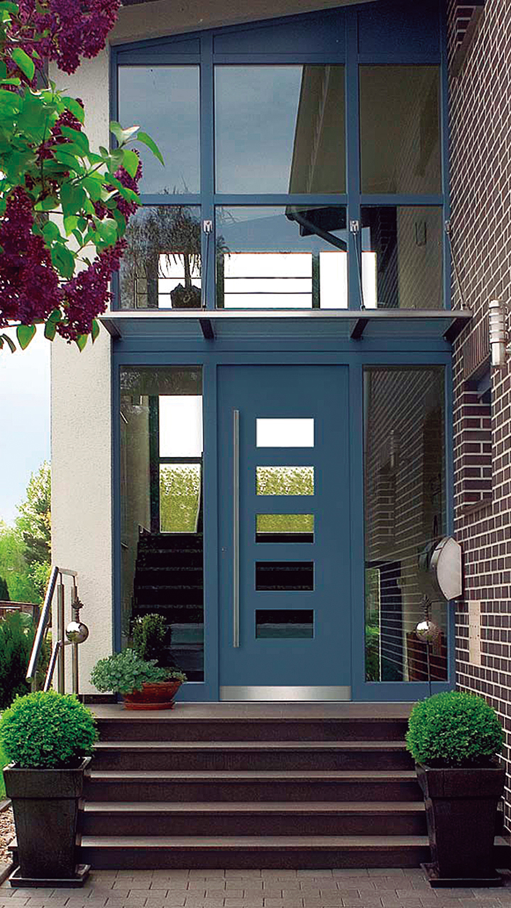 ガラスと組み合わせた玄関ドアでも十分な断熱性能を保持する。