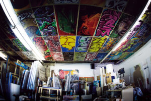 パリ郊外にあるシリル・コンゴの製作拠点であるナーヴァランドスタジオ。天井まで作品で埋め尽くされている。