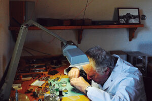 自身の工房で、19世紀から伝わる道具を用いて時計製作に取り組むロート氏。
