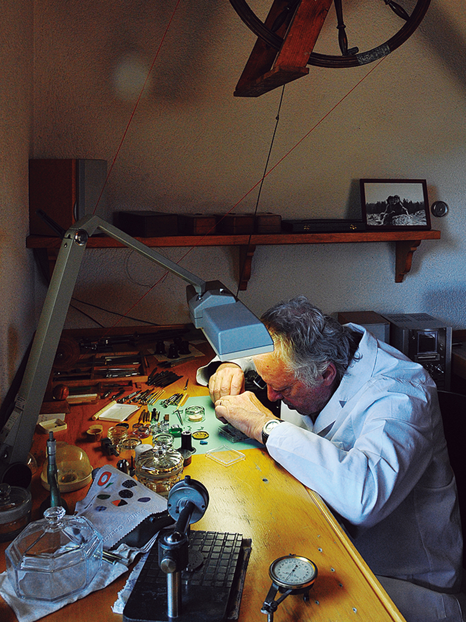自身の工房で、19世紀から伝わる道具を用いて時計製作に取り組むロート氏。