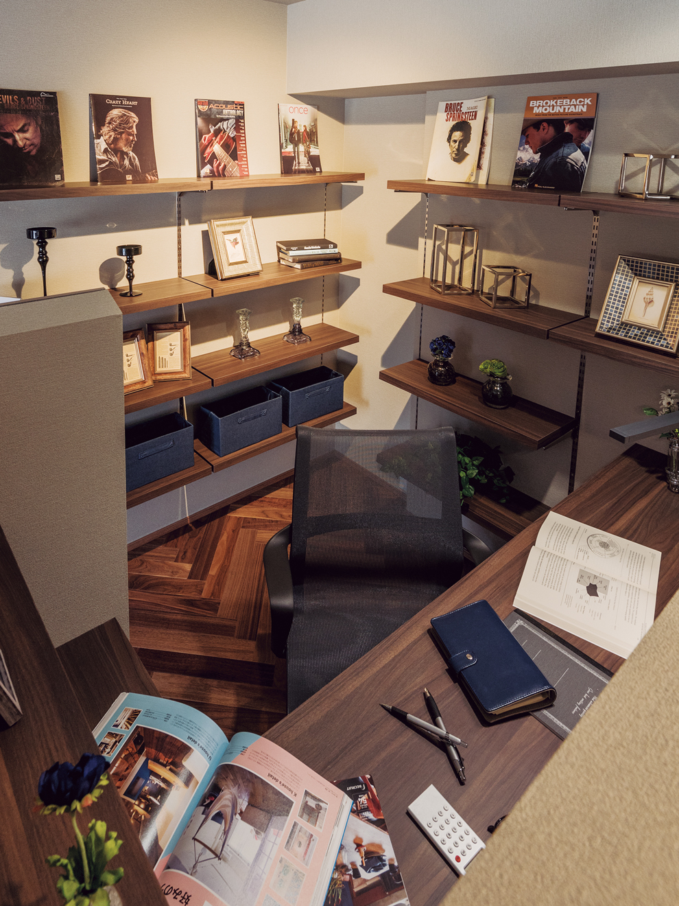 家族の気配を感じたいという要望で、リビングの一角に設置したK氏の書斎スペース。