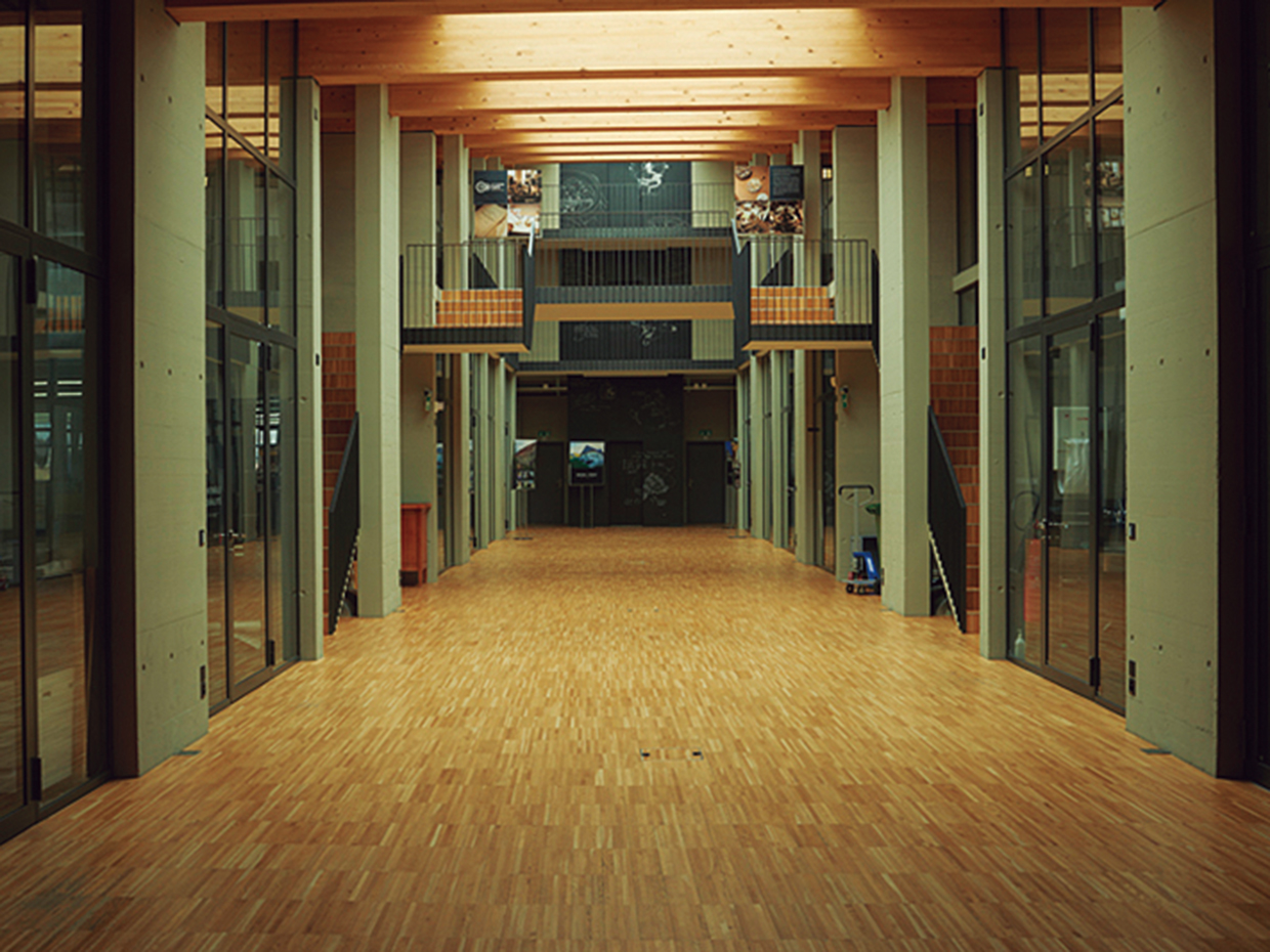 広い廊下を中心に、部品や組み立てなどのアトリエが独立して立ち並ぶ。