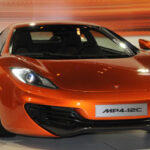McLaren MP4-12C　ボディ：全長4,509×全幅×1,908×全高1,199㎜　エンジン：3.8リッターV型8気筒DOHC ツインターボ　最高出力：600ps（441kW）/7,000rpm　最大トルク：600N・m/3,000～7,000rpm　価格：27,900,000円