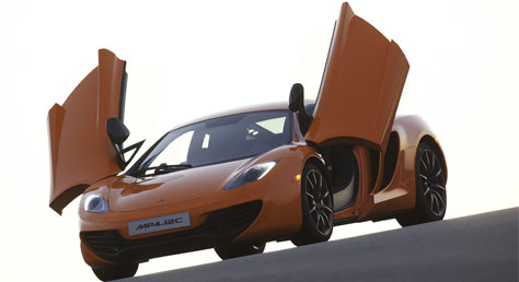 McLaren MP4-12C　ボディ：全長4,509×全幅×1,908×全高1,199mm　エンジン：3.8リッターV型8気筒DOHC ツインターボ　最高出力：600ps（441kW）/7,000rpm　最大トルク：600N・m/3,000～7,000rpm　価格：27,900,000円