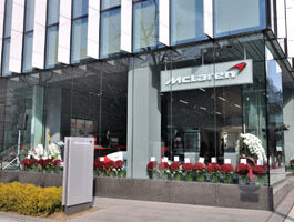 高級ブランドが並ぶ御堂筋沿いにオープンした「マクラーレン大阪八光」。