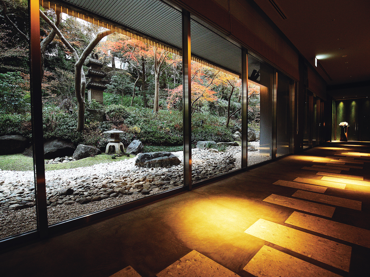 窓の外の日本庭園は昼と夜、四季それぞれで異なる表情を見せる。