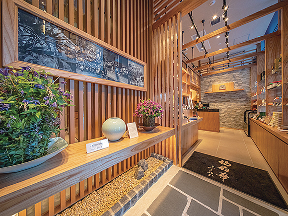 店舗内は福岡県の伝統工芸品や県産木材が随所に施されており、上質な空間を演出している。