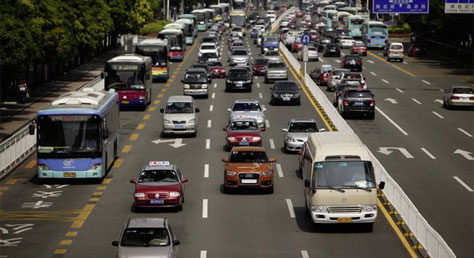 中国ではどんどんメガシティが誕生していて、クルマの数がどんどん増えているとの統計のとおり。都市部では渋滞も多い。