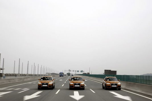 中国では高速道路の整備が急ピッチで進められている。3車線のハイウェイでの制限速度は120km/ｈ。大都市周辺をのぞけば道はかなり空いている。