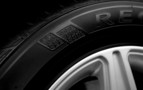 タイヤのサイドには、古来から縁起のよい文様として愛されている「分銅繋ぎ」を立体的にデザイン。レグノの伝統、優美さを表現している。