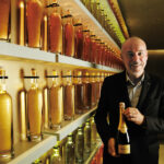 クリュッグ最高醸造責任者 エリック・ルベル氏 「忘れ得ぬものをつくるには、時間そしてそれは、ヴィンテージというシャンパーニュ地方に生まれ、ランス大学でワイン醸造を学ぶ。ドゥ・ヴノージュ シャンパーニュで就業中に先代のクリュッグ最高醸造責任者であるアンリ・クリュッグの目に留まり、1998年に後任として抜擢。以来、クリュッグの肩書きを受け継ぐ者として、1843年から受け継がれる何千ものノートを守り続けている。観察力の高さから最高醸造責任者と呼ばれる唯一無二の存在。仕事の合間はその情熱をクルマに注いでいる。 創業者ヨーゼフ・クリュッグの夢を引き継ぐ新たな一本「クリュッグ グランド・キュヴェ167th エディション」。2011年収穫の葡萄から造られたワインに、1995年から2010年までのリザーブワインを42%ブレンド。単一ヴィンテージだけでは成し得ない、広がりと円熟味のあるふくよかな味わいはクリュッググランド・キュヴェならでは。ボトル裏のラベルに印字されたクリュッグiD番号で各エディションの隠れた物語を知ることができる。