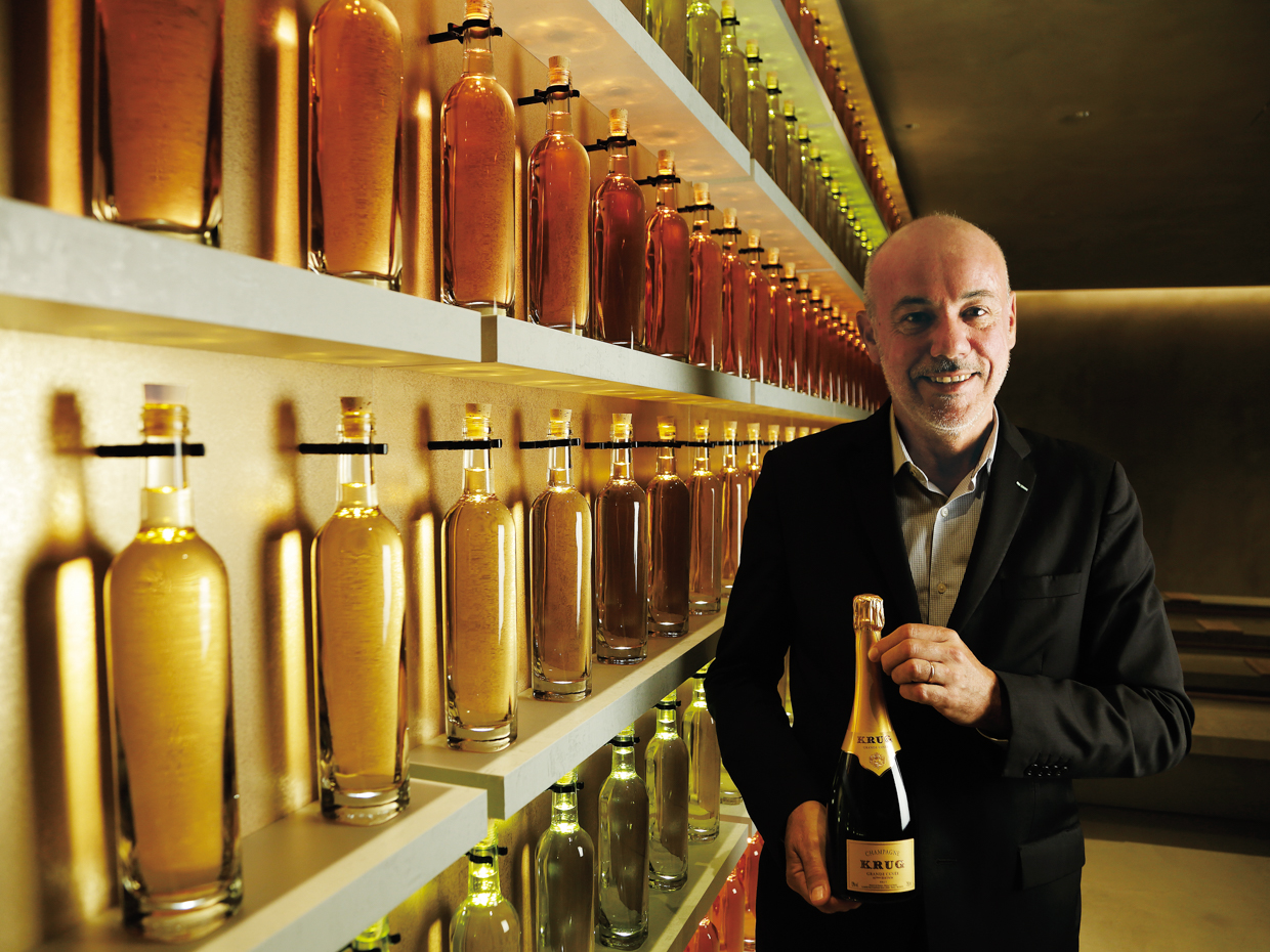 クリュッグ最高醸造責任者 エリック・ルベル氏 「忘れ得ぬものをつくるには、時間そしてそれは、ヴィンテージというシャンパーニュ地方に生まれ、ランス大学でワイン醸造を学ぶ。ドゥ・ヴノージュ シャンパーニュで就業中に先代のクリュッグ最高醸造責任者であるアンリ・クリュッグの目に留まり、1998年に後任として抜擢。以来、クリュッグの肩書きを受け継ぐ者として、1843年から受け継がれる何千ものノートを守り続けている。観察力の高さから最高醸造責任者と呼ばれる唯一無二の存在。仕事の合間はその情熱をクルマに注いでいる。  創業者ヨーゼフ・クリュッグの夢を引き継ぐ新たな一本「クリュッグ グランド・キュヴェ167th エディション」。2011年収穫の葡萄から造られたワインに、1995年から2010年までのリザーブワインを42%ブレンド。単一ヴィンテージだけでは成し得ない、広がりと円熟味のあるふくよかな味わいはクリュッググランド・キュヴェならでは。ボトル裏のラベルに印字されたクリュッグiD番号で各エディションの隠れた物語を知ることができる。
