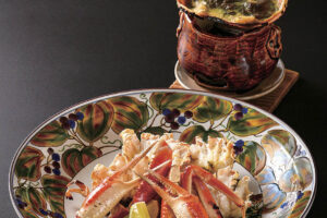 黄色いタグ付きの越前がには、全国唯一の「皇室献上蟹」である証し。料亭の特色を生かした多彩な料理へと姿を変える。特長ある味わいを古都の風情と共に堪能したい。