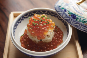 一粒一粒が輝く北海道産の生筋子と佐賀県産の蟹を贅沢に使用した飯蒸し。