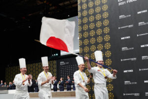 国旗を掲げ表彰式に挑む日本チーム。