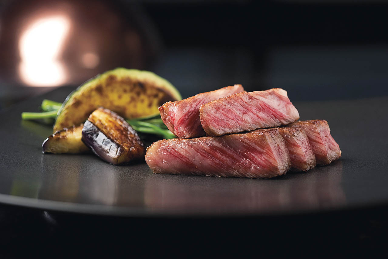 東京ベイエリアを一望できる鉄板焼「燔（ひもろぎ）」では、上質な和牛や新鮮な魚介を味わえる。