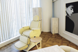 広々とした空間でリラックスしながら個室での治療を受けられる。