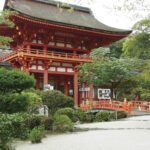 重要文化財に指定される上賀茂神社の楼門と玉橋。1000年の歴史を経ても変わることのない眺めがある。