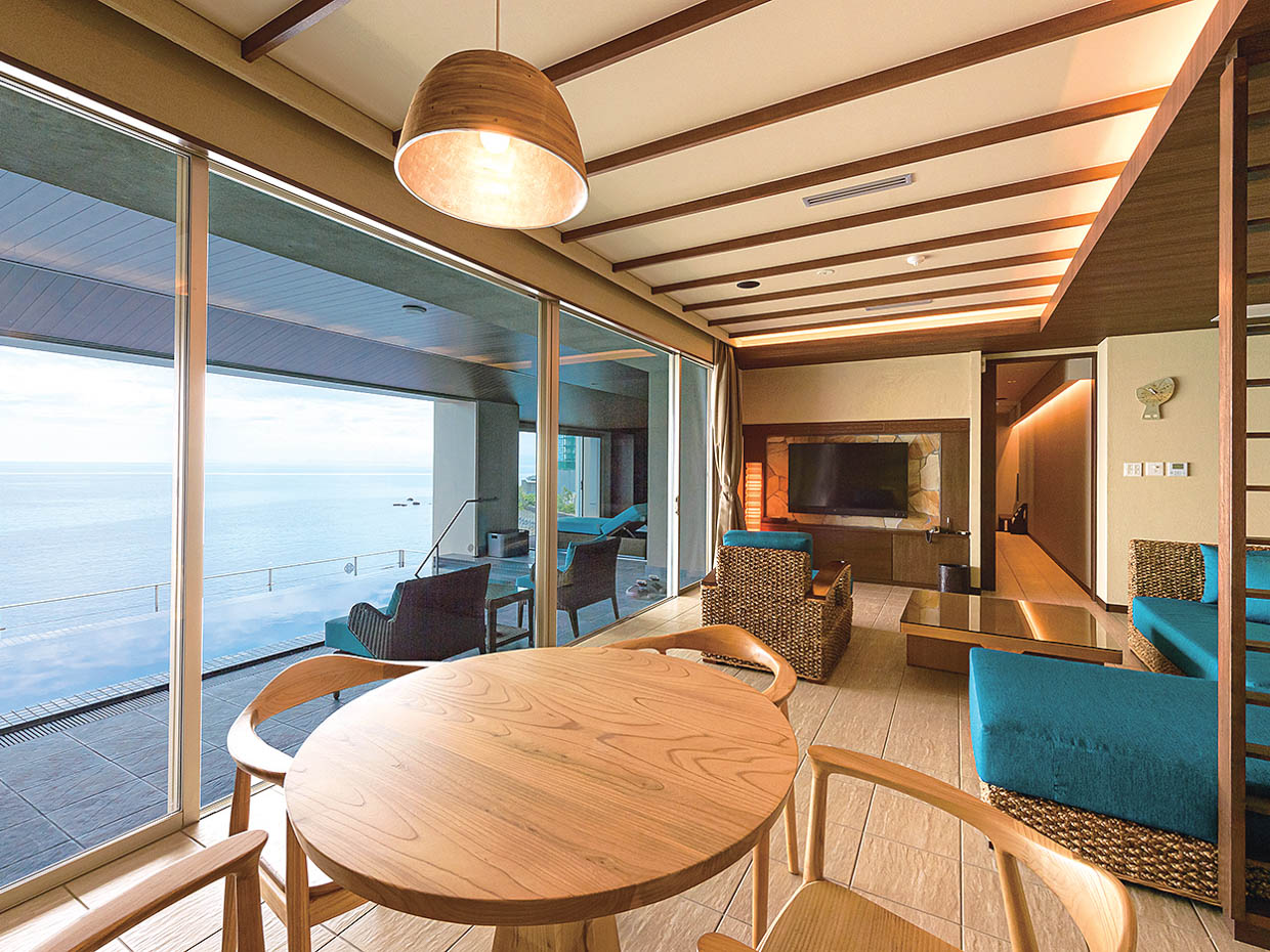 バリ製の家具がリゾート感を演出するジュニアスイートのインテリア。