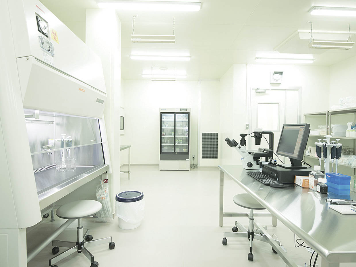 細胞培養加工施設の福岡再生医療センター。徹底した衛生管理のもと、細胞を培養している。