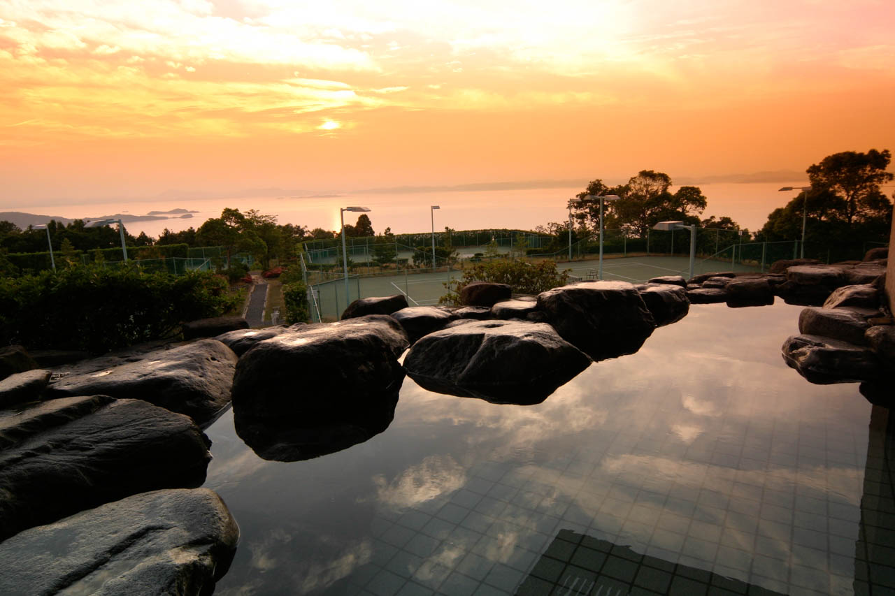 天然温泉「オリビアンの湯」の露天風呂からは瀬戸内海を一望できる。