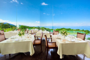 大きな窓から明るい光が差し込むレストランからも見事な眺望を楽しめる。