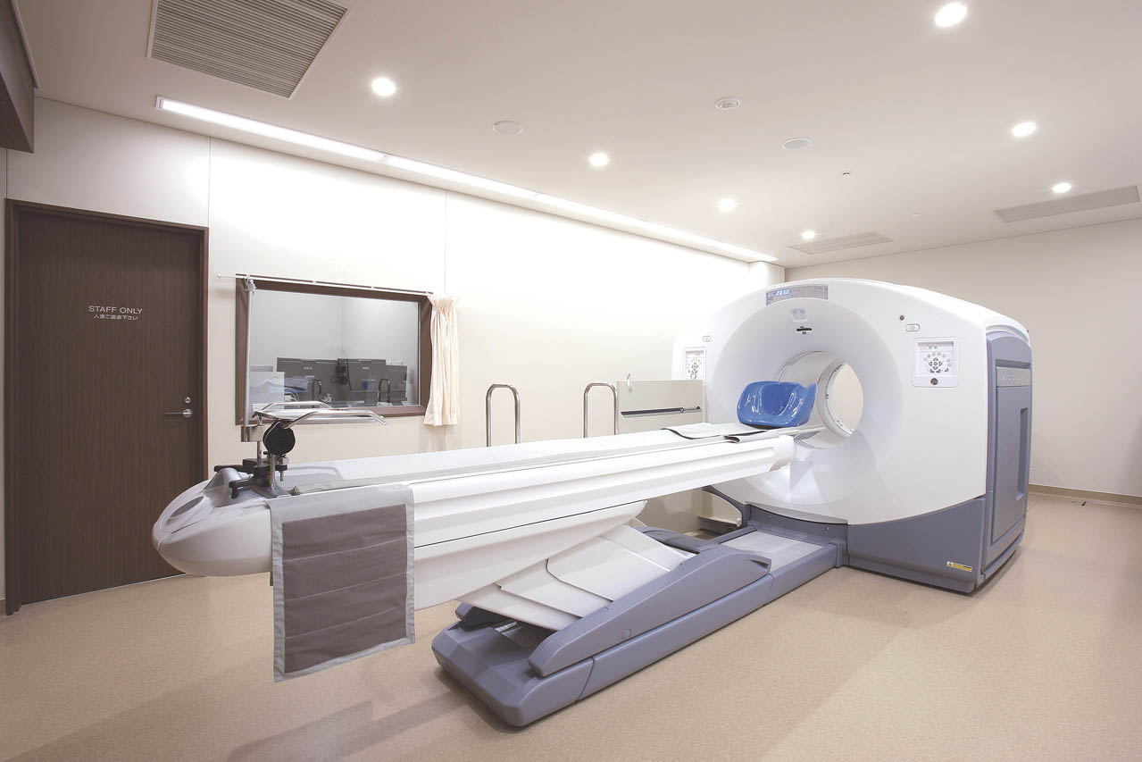 検診は写真のPET-CTをはじめとする先端の機器を用いて行われる。本院の専門医との連携の下、質の高い検査結果が届けられる。