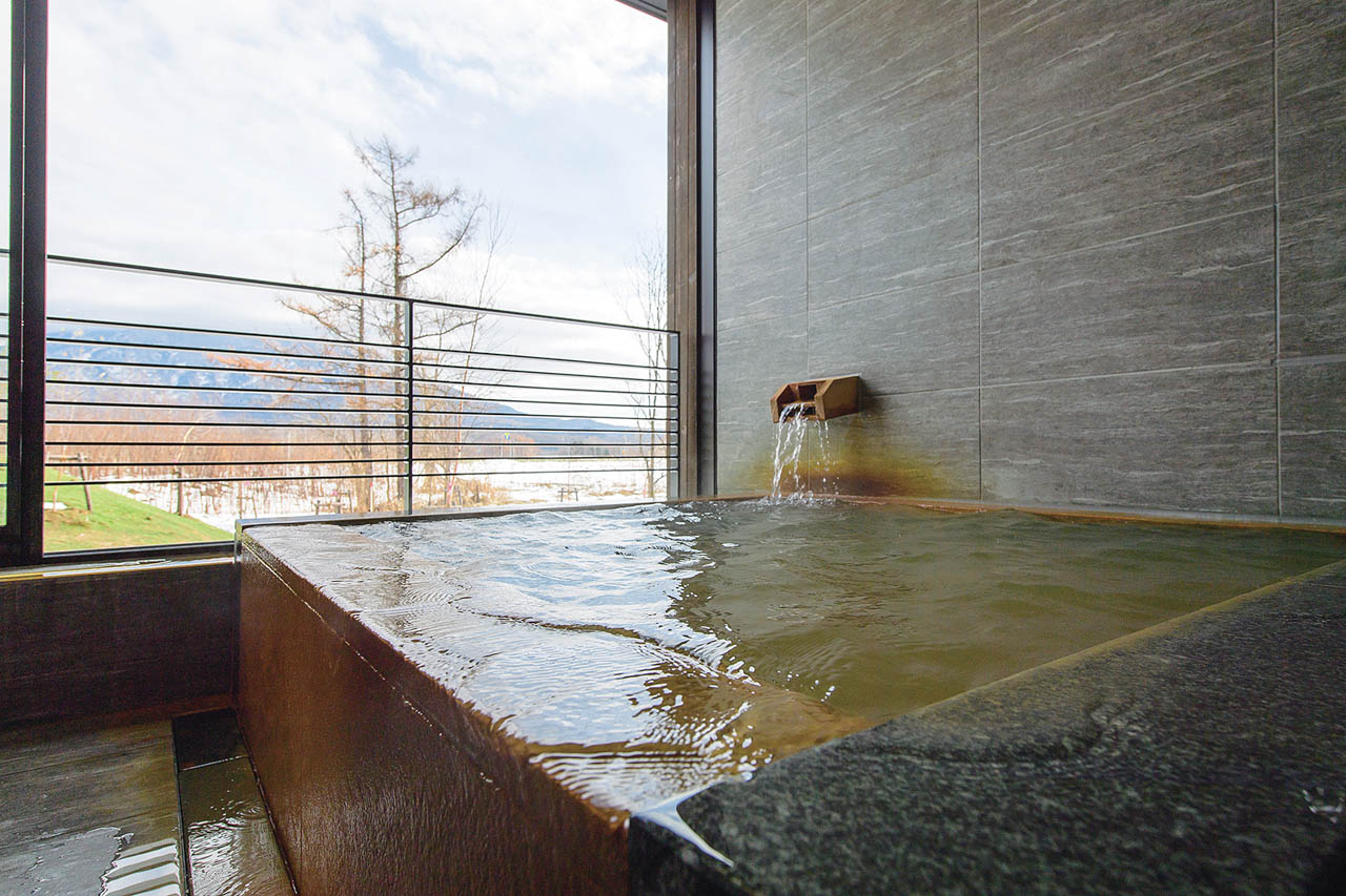 すべての客室に「樺山温泉アンヌプリの湯」源泉かけ流しの露天風呂を用意。