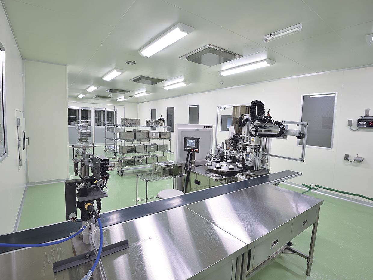 製造を行う外科手術室レベルのクリーンルームはミクロ単位で管理している無菌空間。