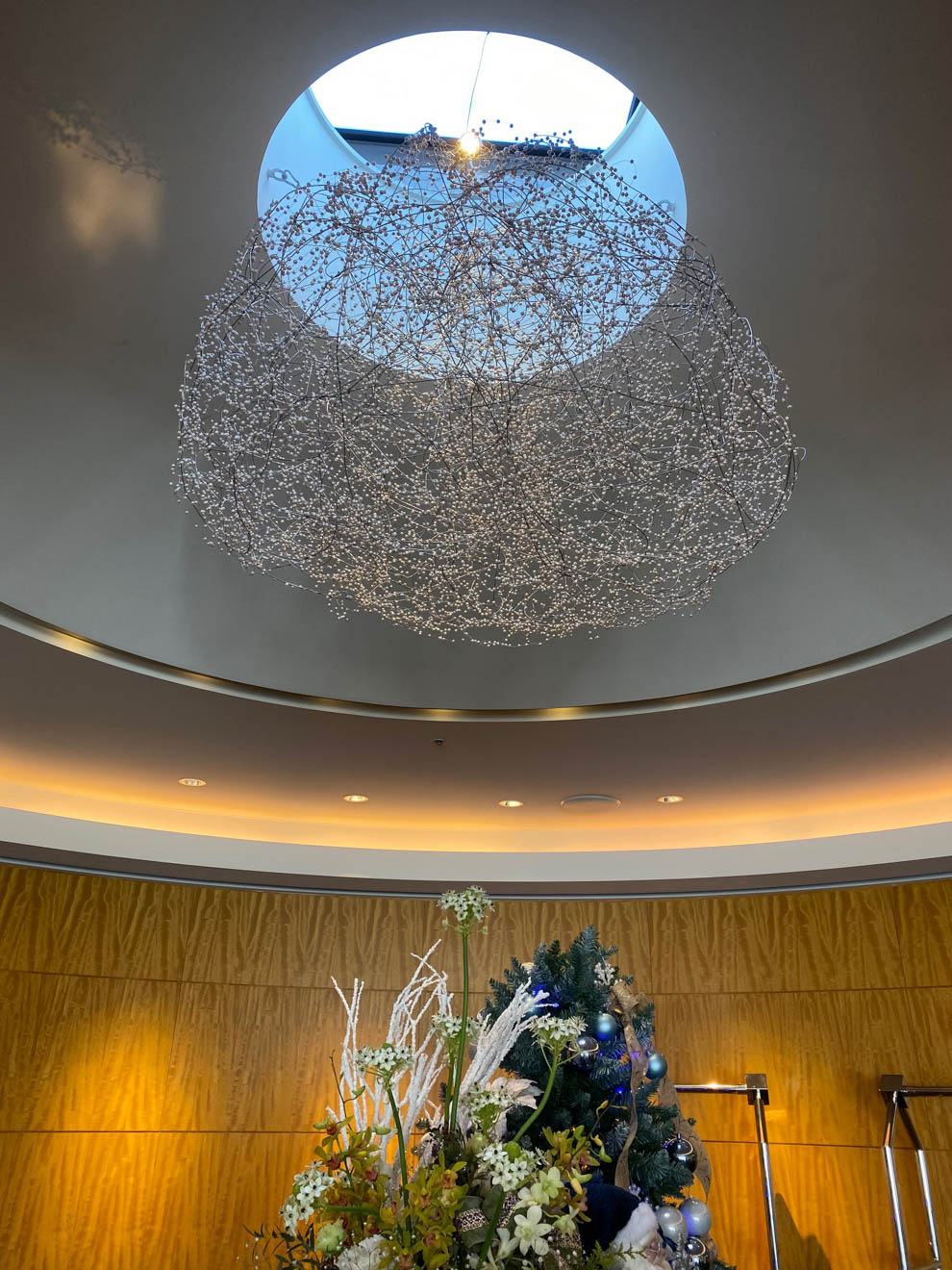 「ザ ベイスイート」のエントランスでは、約9000個もの真珠をあしらったシャンデリアがゲストを出迎える。