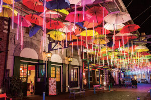約1000本のカラフルな傘から光が降りそそぐアンブレラストリートは雨の日でも楽しめる。