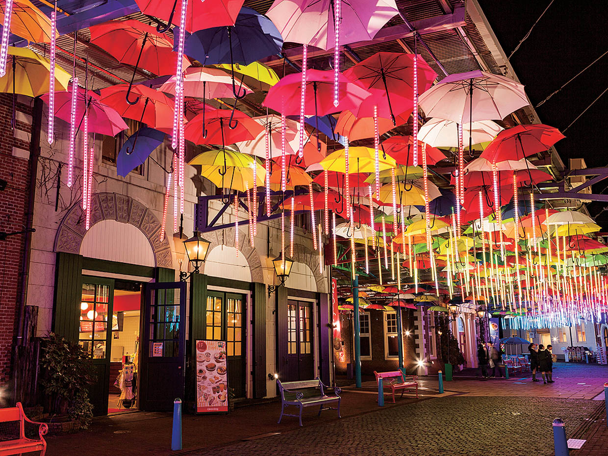 約1000本のカラフルな傘から光が降りそそぐアンブレラストリートは雨の日でも楽しめる。