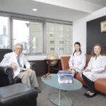左から東京キャンサークリニック理事長の阿部博幸医師、院長の笹田亜麻子医師、細胞培養・研究部長のMinako Abe米国医師。自己細胞による治療の研究と臨床を長く経験してきた、再生医療のエキスパートチームだ。