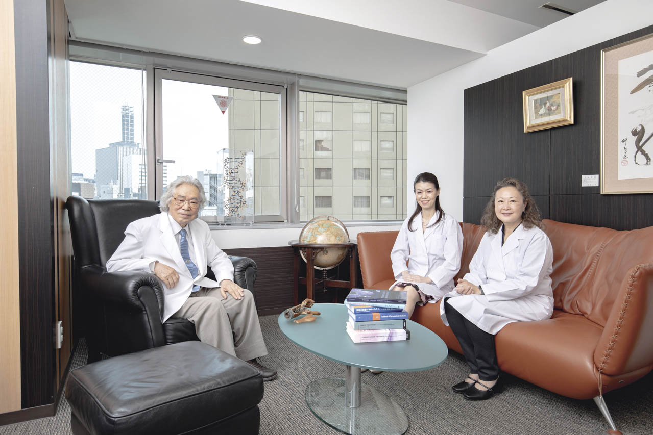 左から東京キャンサークリニック理事長の阿部博幸医師、院長の笹田亜麻子医師、細胞培養・研究部長のMinako Abe米国医師。自己細胞による治療の研究と臨床を長く経験してきた、再生医療のエキスパートチームだ。