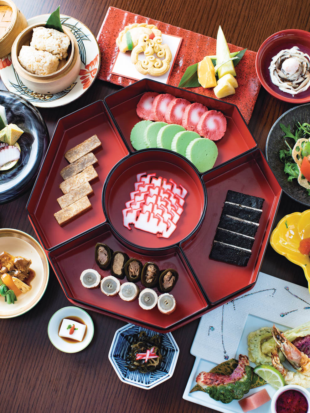 伝統の「東道盆」を前菜に、ジーマミー豆腐やフカヒレと中身の吸い物、県産クルマエビの沖縄天ぷらなどを組み合わせたコース。